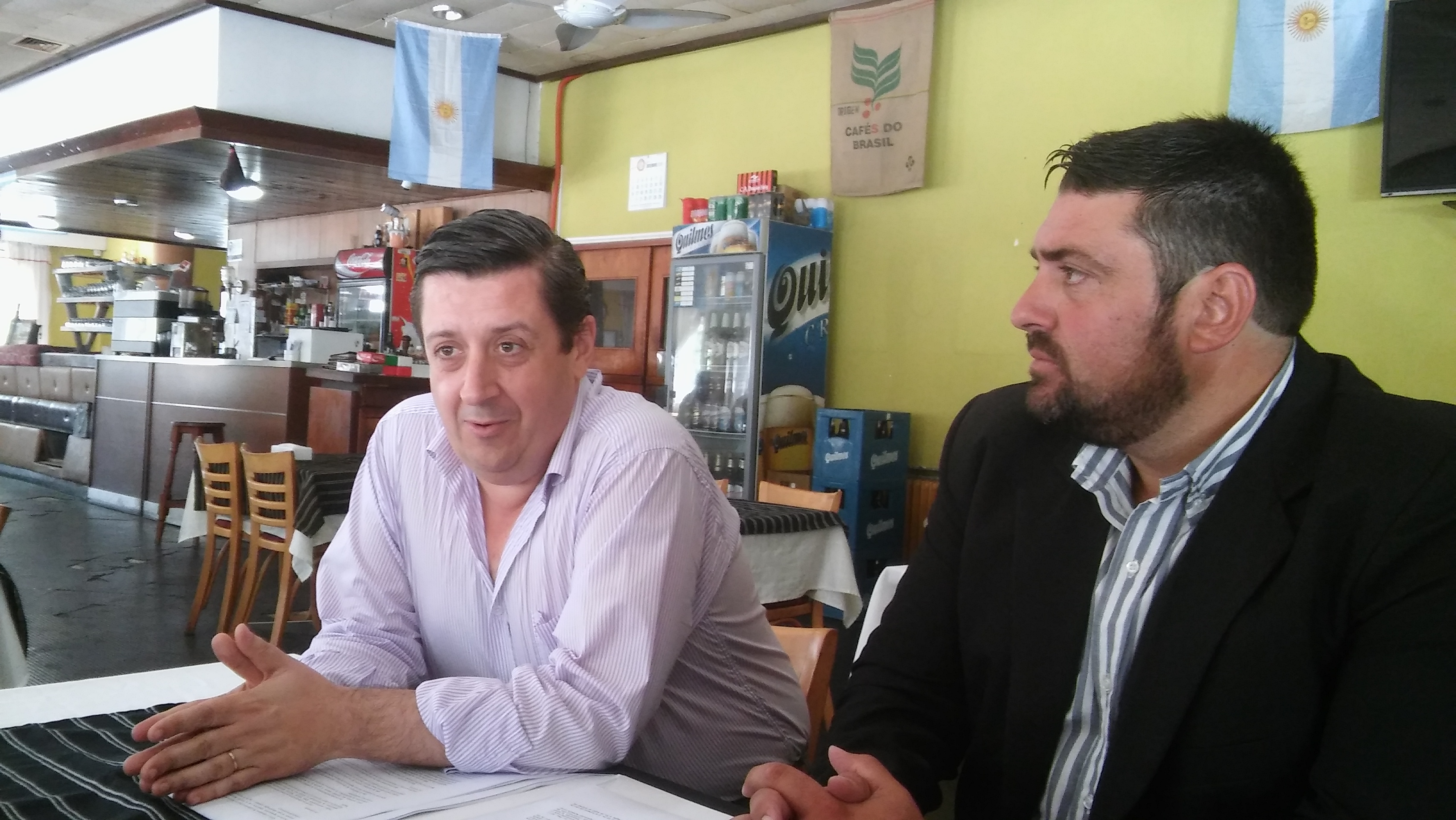 El director de Medio Ambiente de la Defensoría del Pueblo bonaerense, Néstor Álvarez, pasó por nuestra ciudad este jueves 20 de diciembre, donde en compañía de Ramiro Baguear, delegado local, se reunió en el Hotel Victoria a partir de las 10.45 de la mañana con ambientalistas, profesionales en la materia, dirigentes políticos y sociales.